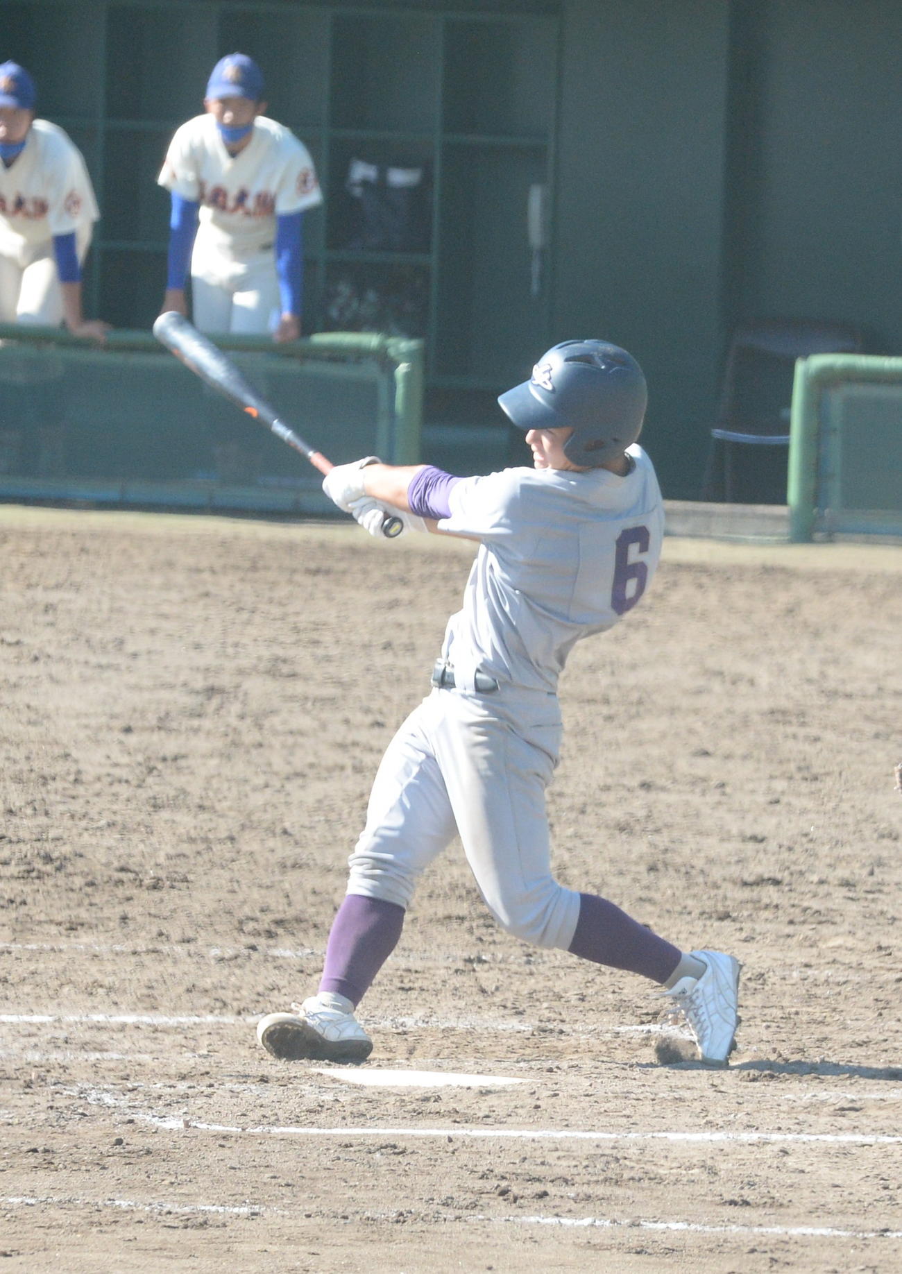 8回1死二塁、右超えの勝ち越し2ランを放つ花巻東・宮沢（撮影・濱本神威）