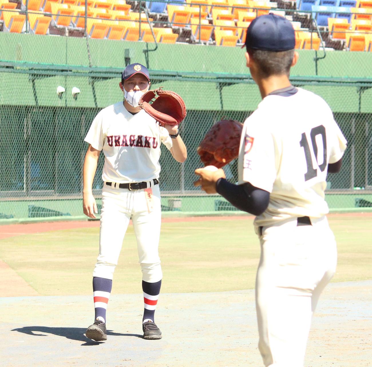 熊谷工－浦和学院　試合後、投手とキャッチボールを行う浦和学院・森監督（撮影・保坂恭子）