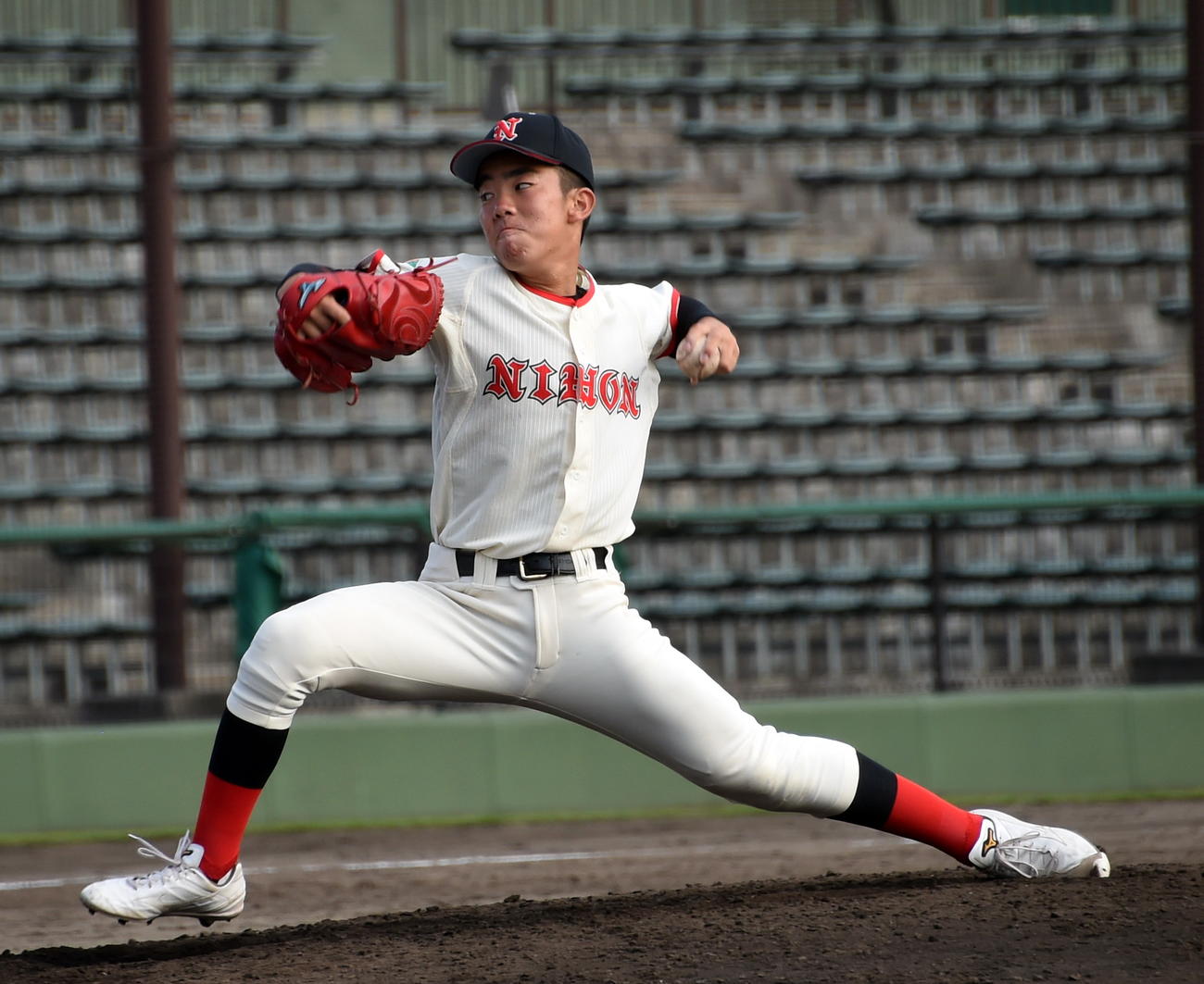 日大東北対若松商　1回をパーフェクトに抑えた日大東北・堀米涼（撮影・山田愛斗）
