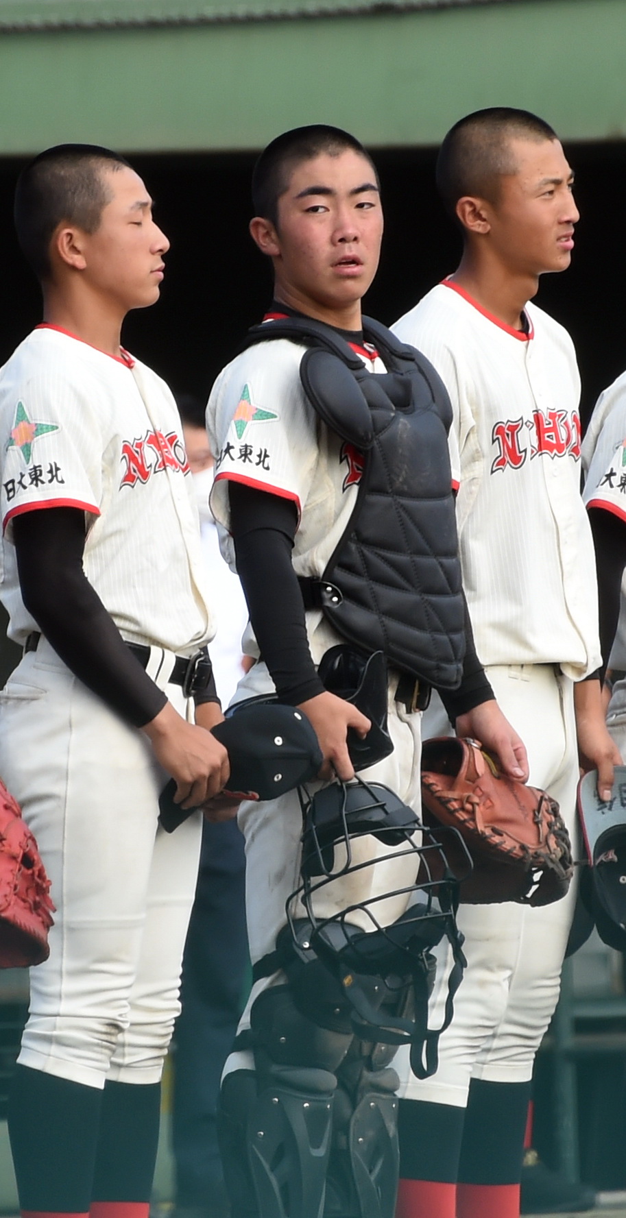 日大東北対若松商　2投手を好リードした日大東北・堀米翔（中央）（撮影・山田愛斗）