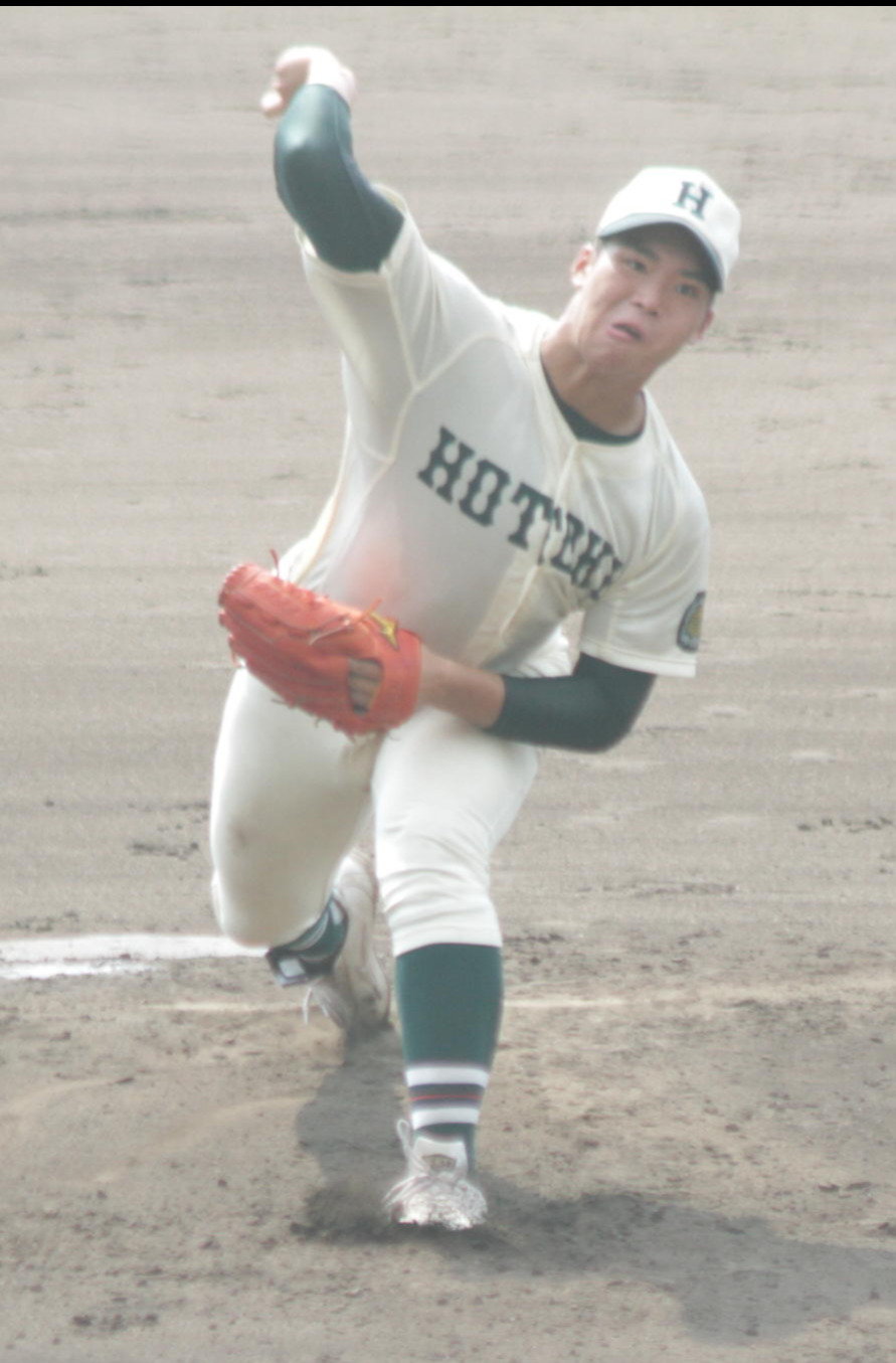 先発して力投する報徳学園の正重恒太投手