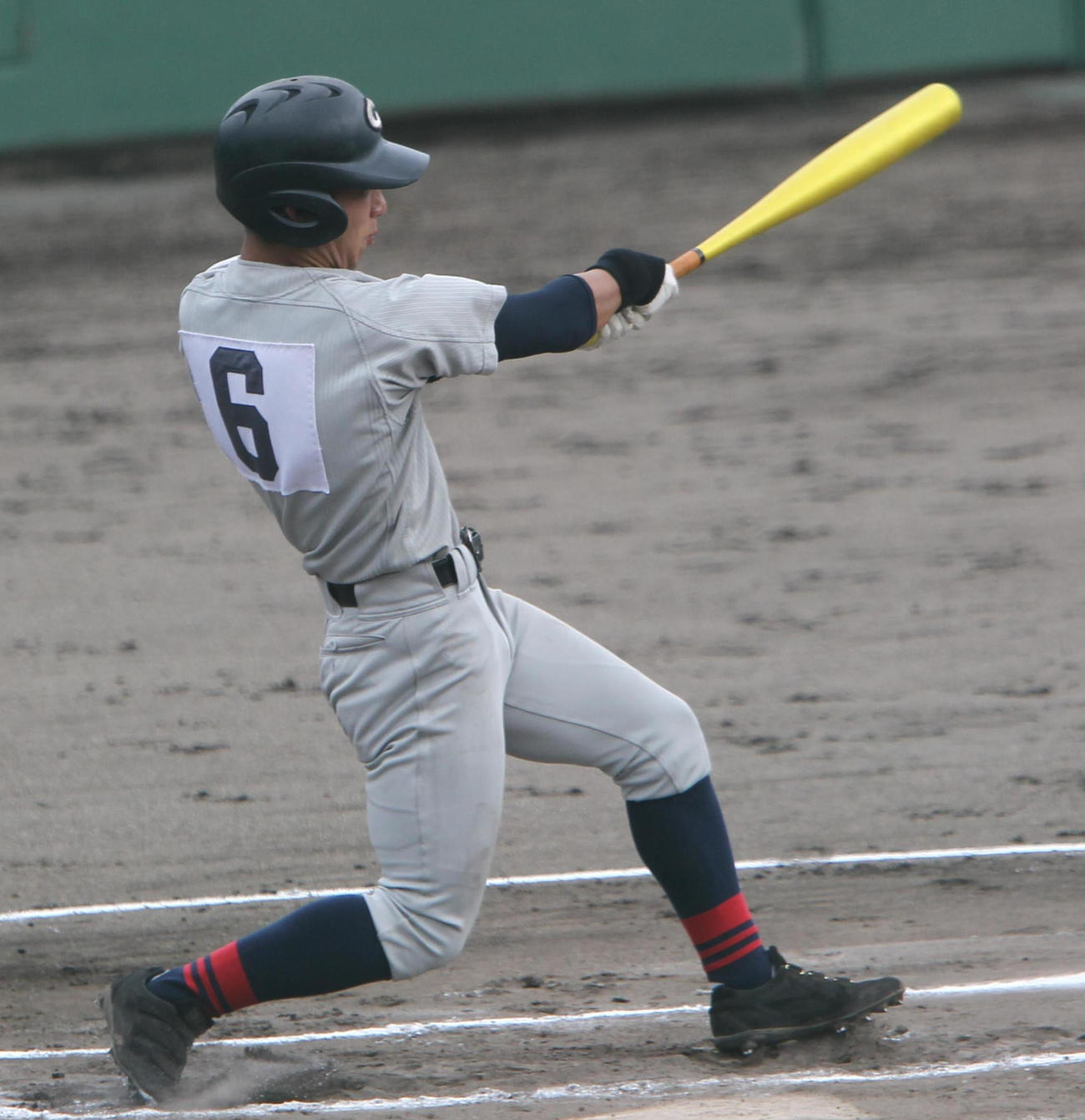 初回、先頭で左二塁打を放った中越・吉井