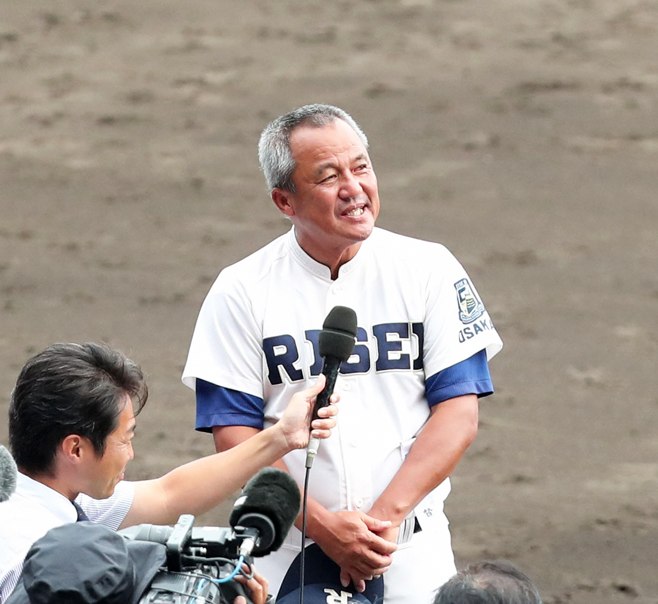 19年夏の甲子園を制しインタビューを受ける履正社・岡田龍生監督（2019年8月22日撮影）