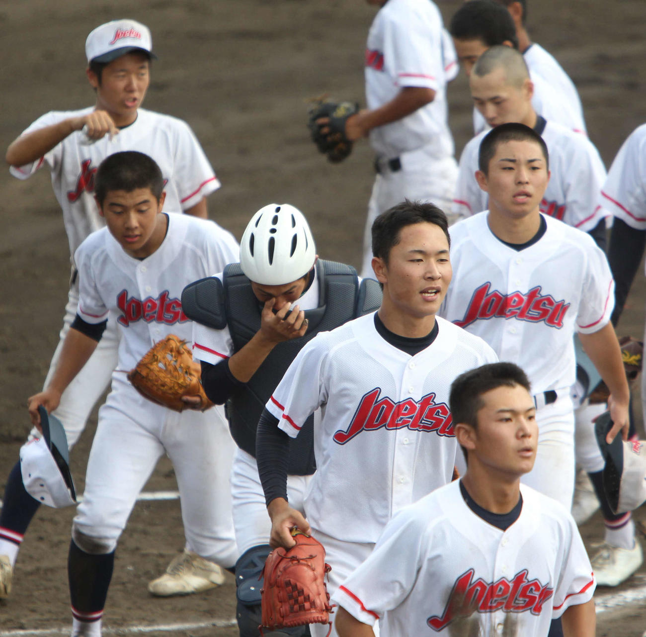 接戦を制し、緊張の糸が切れたように目頭を押さえる上越・小山（中央）