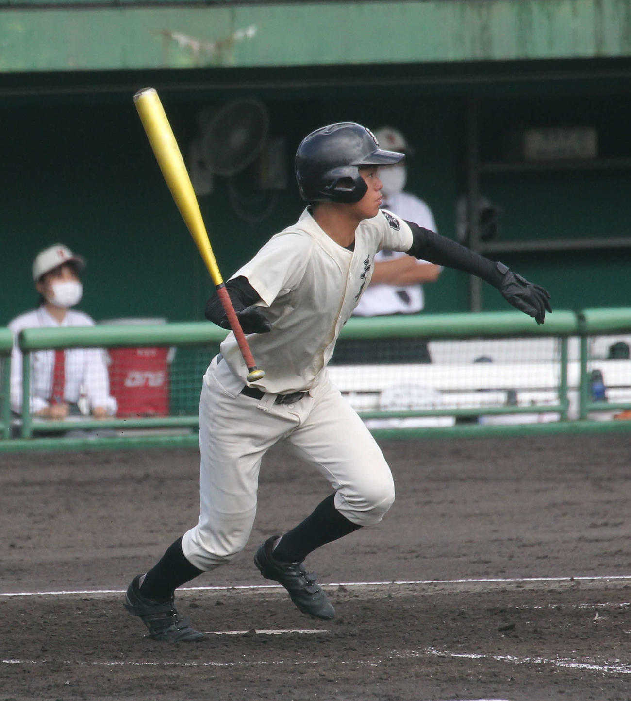 3－0の3回無死一、二塁で三条東の大箭が左中間への適時二塁打