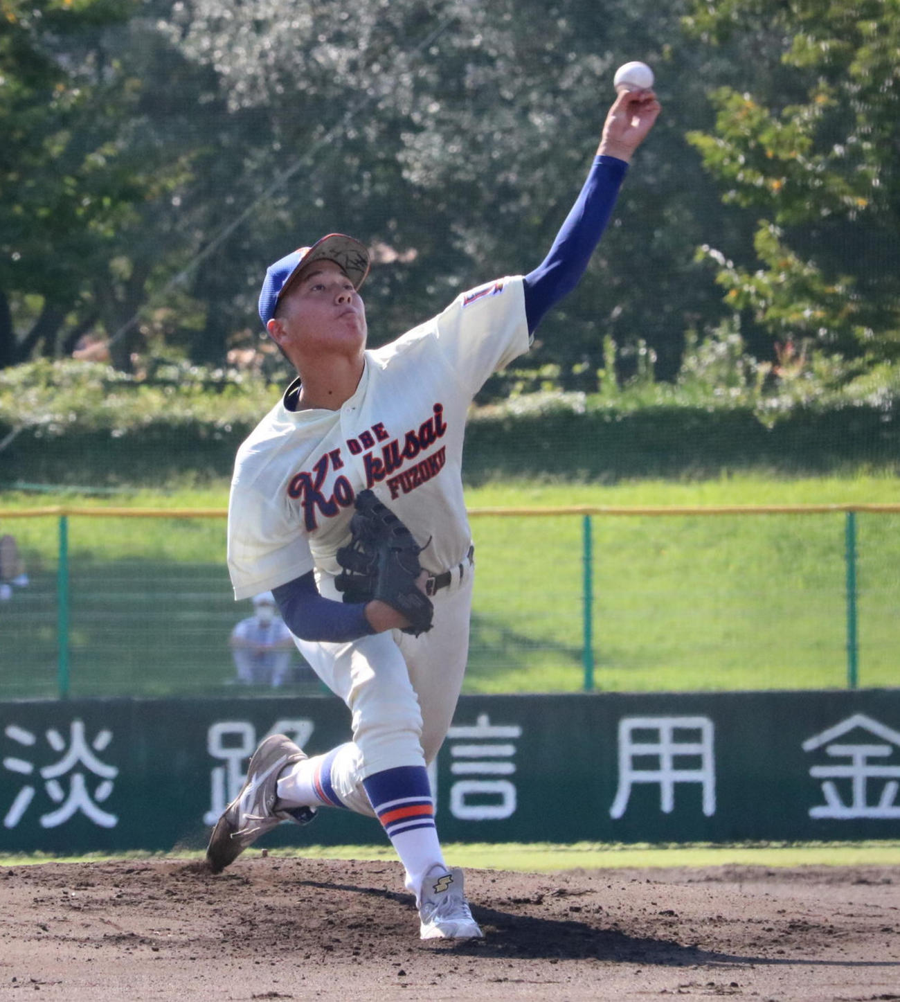 神戸国際大付先発の楠本晴紀投手（2年）（撮影・林亮佑）