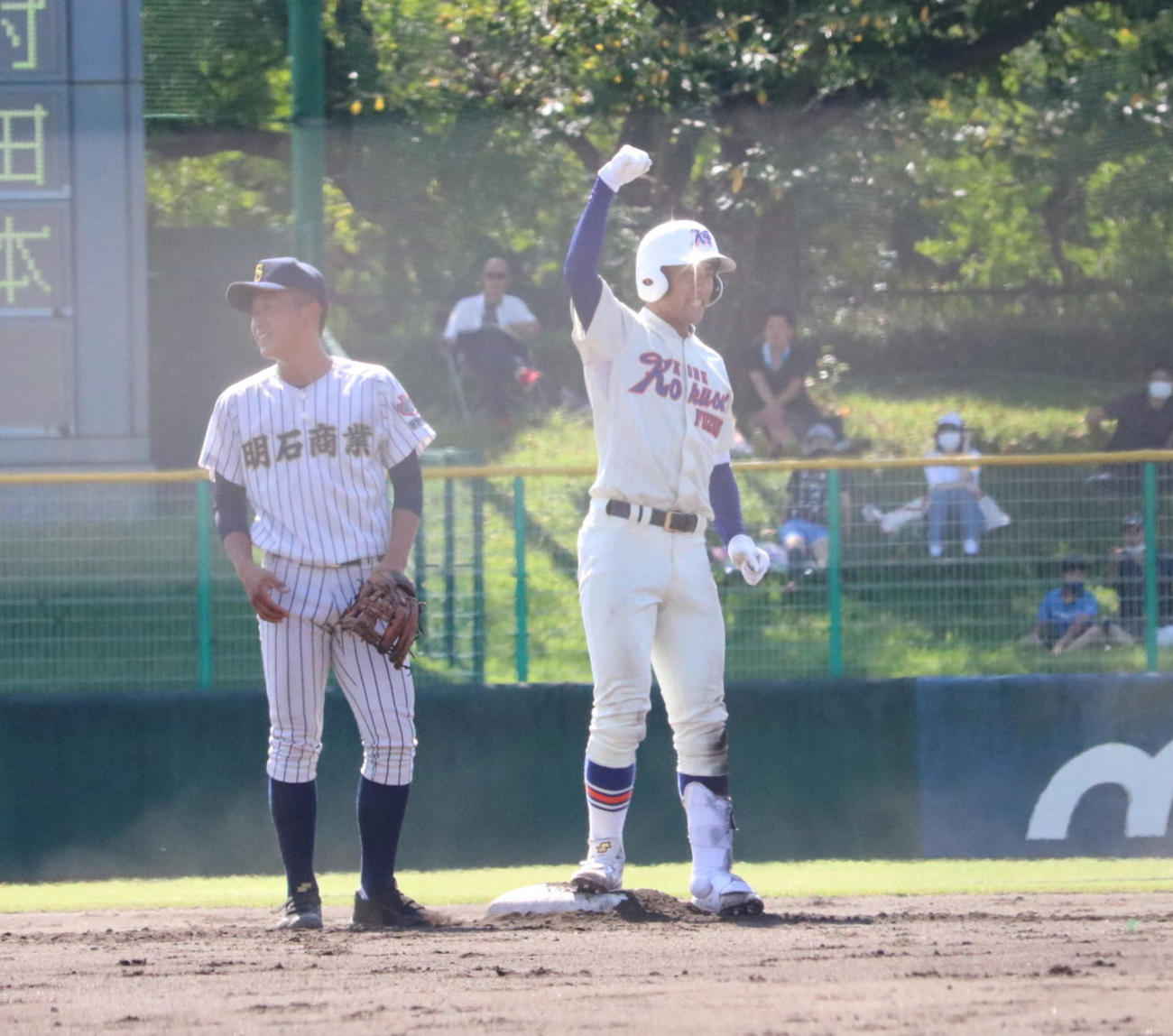 3回2死一、三塁、神戸国際大付4番の松尾優仁内野手（主将＝2年）が左翼線に先制の適時二塁打を放ちガッツポーズ（撮影・林亮佑）