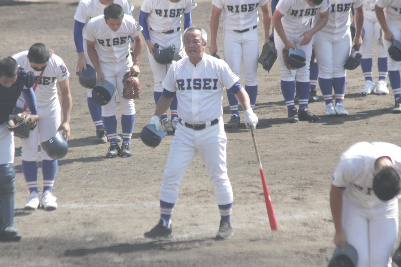 履正社・岡田龍生監督は近大泉州との試合前にシートノックに臨んだ