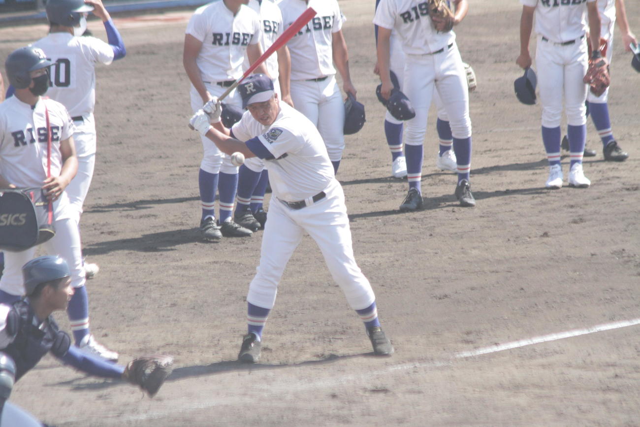 履正社・岡田龍生監督は近大泉州との試合前にシートノックに臨んだ