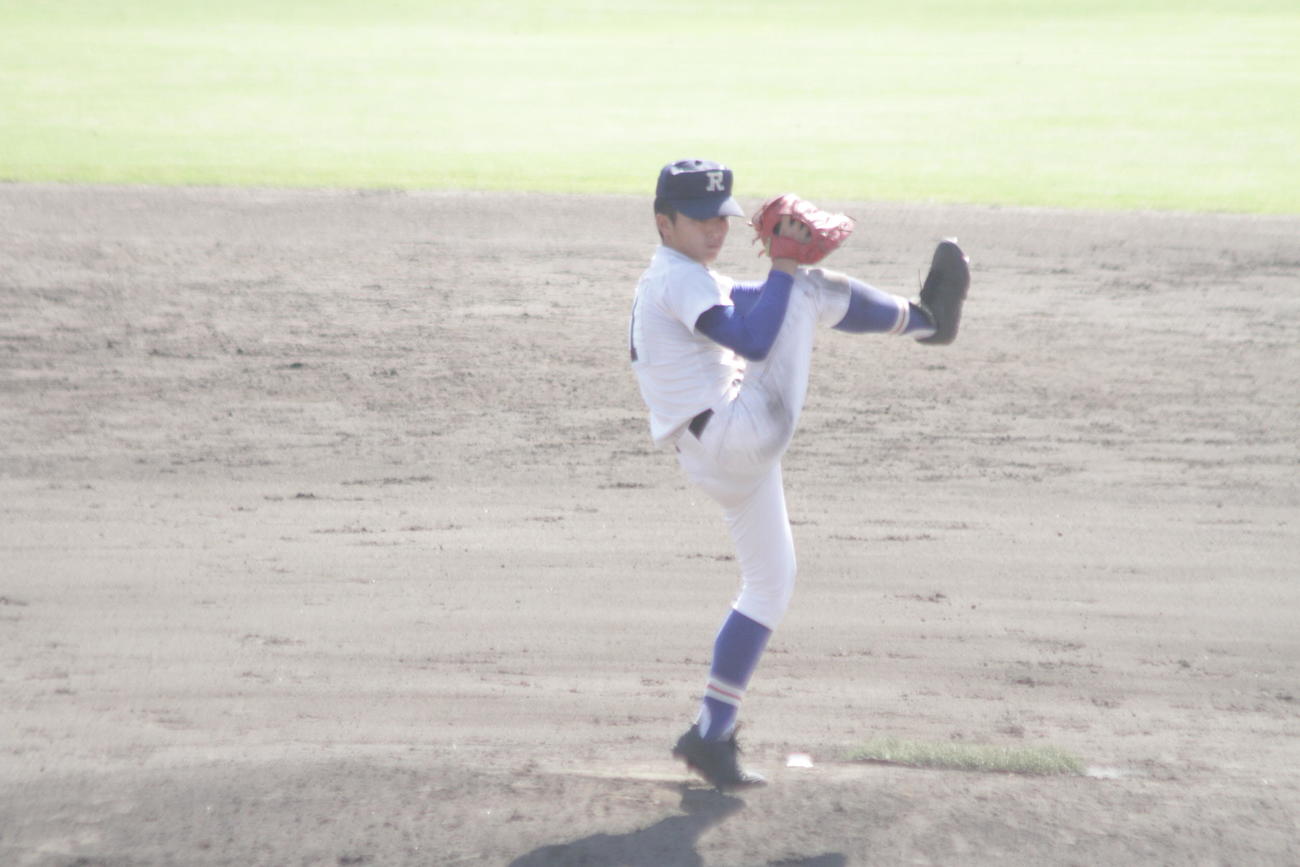 履正社の先発増田壮投手は右足を高く上げる投球フォームで無失点投球を続けた