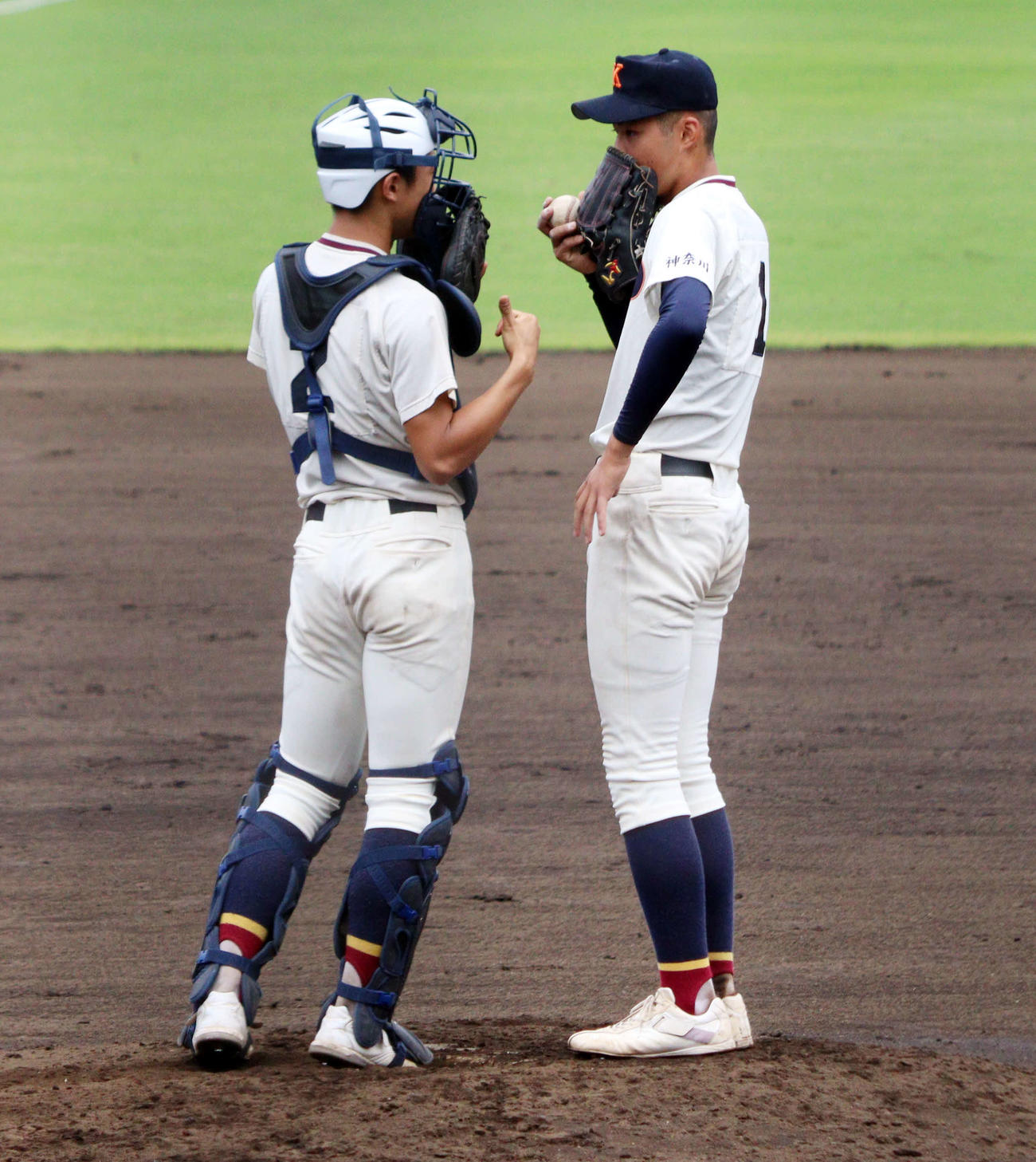 桐光学園対向上　マウンドに向かい投手を励ます向上・広田（撮影・関根直人）