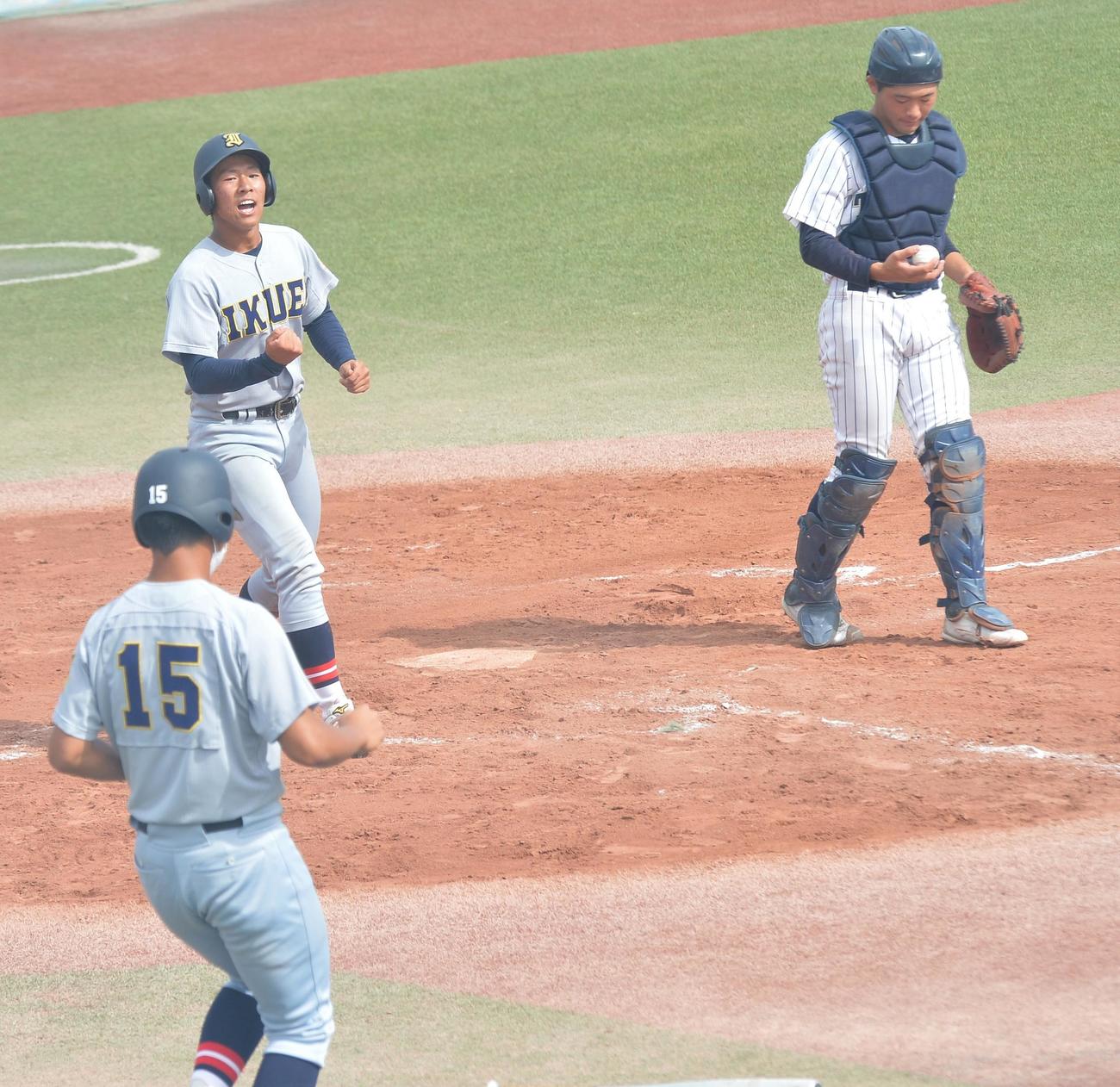 仙台育英対東北　4回表仙台育英2死二、三塁、ホームに生還しガッツポーズする遠藤（左奥）（撮影・佐藤究）