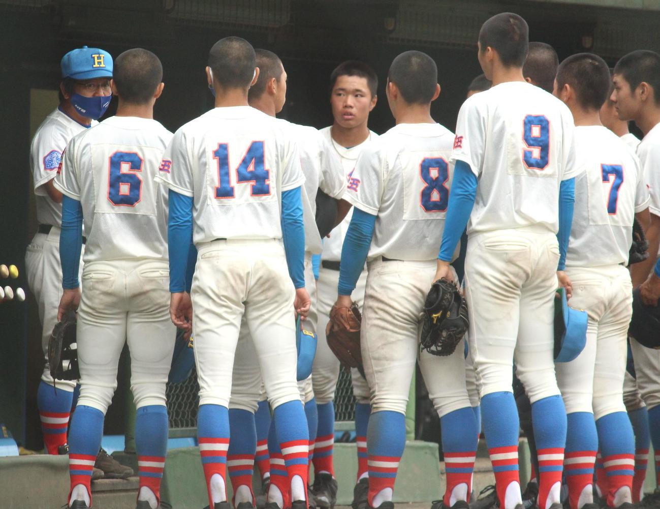 花咲徳栄対聖望学園　ベンチで選手に指示を出す花咲徳栄・岩井監督（左端）（撮影・保坂恭子）