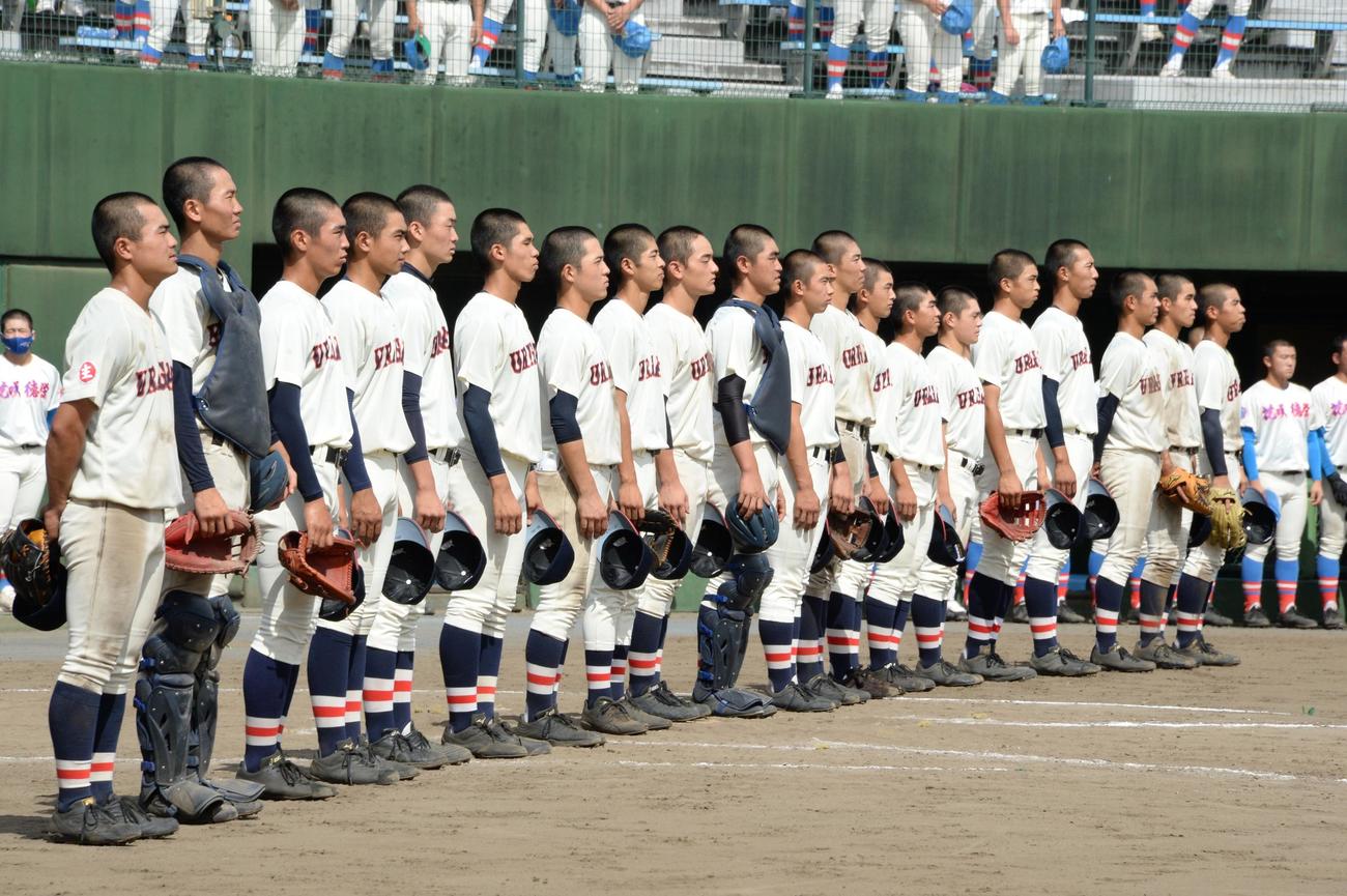優勝し校歌を歌う浦和学院の選手たち（撮影・鈴木正章）