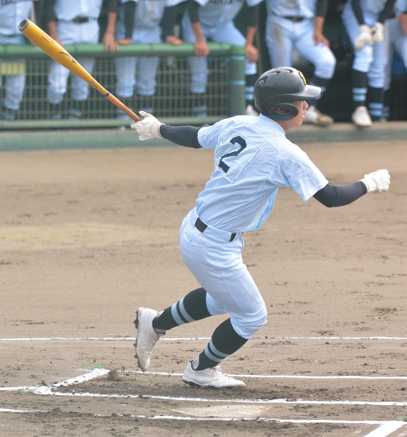 学法石川対いわき光洋　1回表学法石川2死一、三塁、左前適時打を放つ保科（撮影・佐藤究）