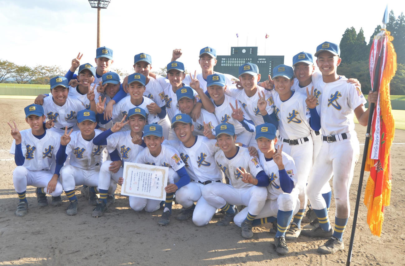 3年ぶりの優勝を決めた聖光学院ナイン（撮影・佐藤究）