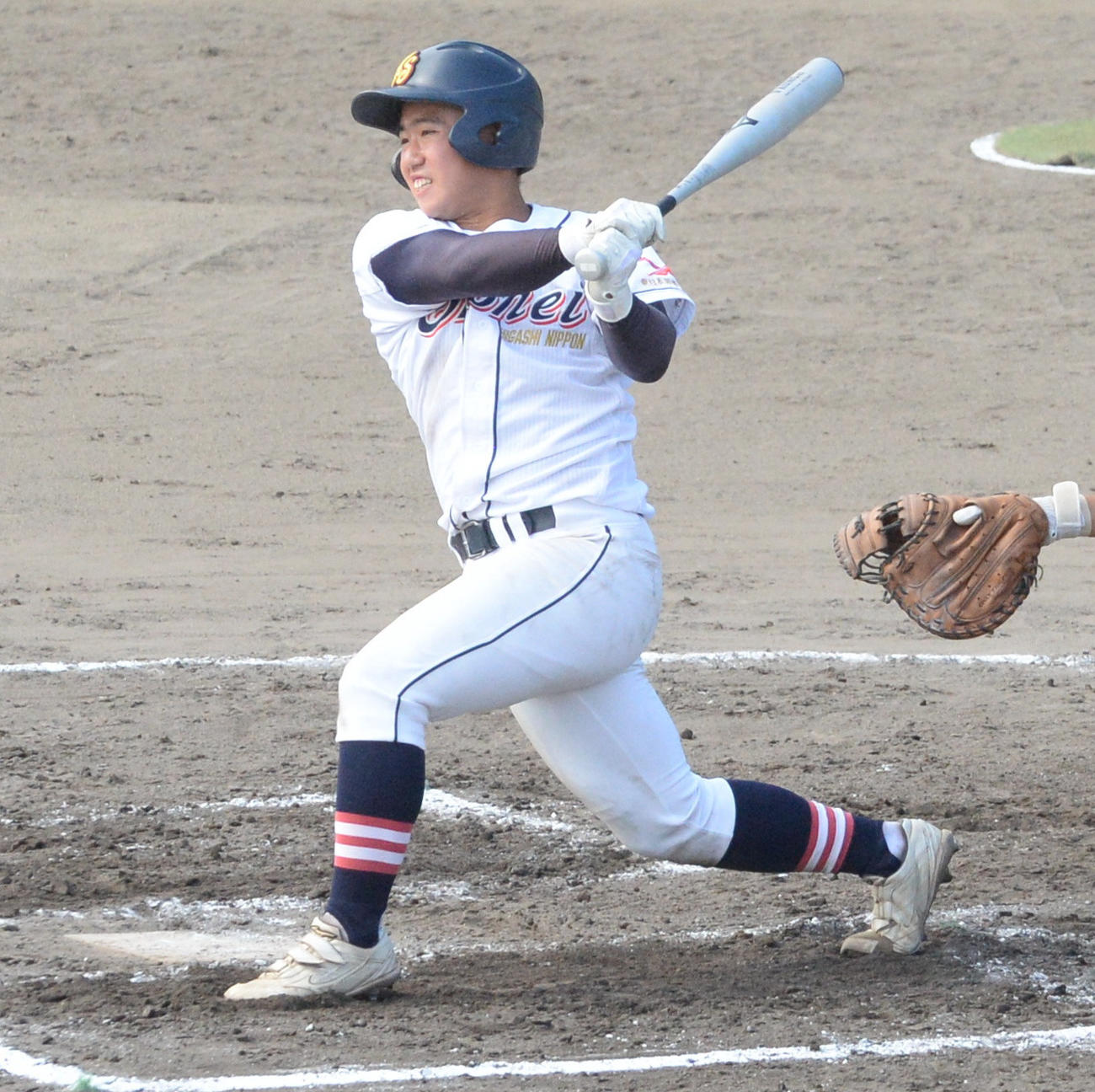 3回2死、遊への内野安打でチャンスを広げる東日本国際大昌平・斎藤夏（撮影・濱本神威）