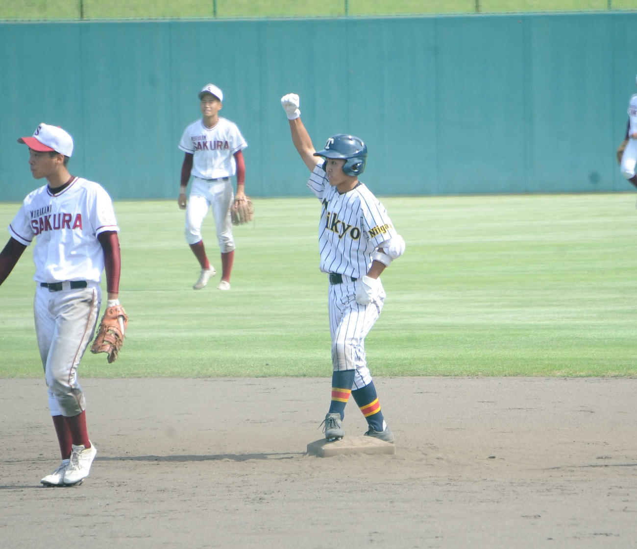 中越え2点二塁打を放ち二塁上ガッツポーズする帝京長岡・水瀬
