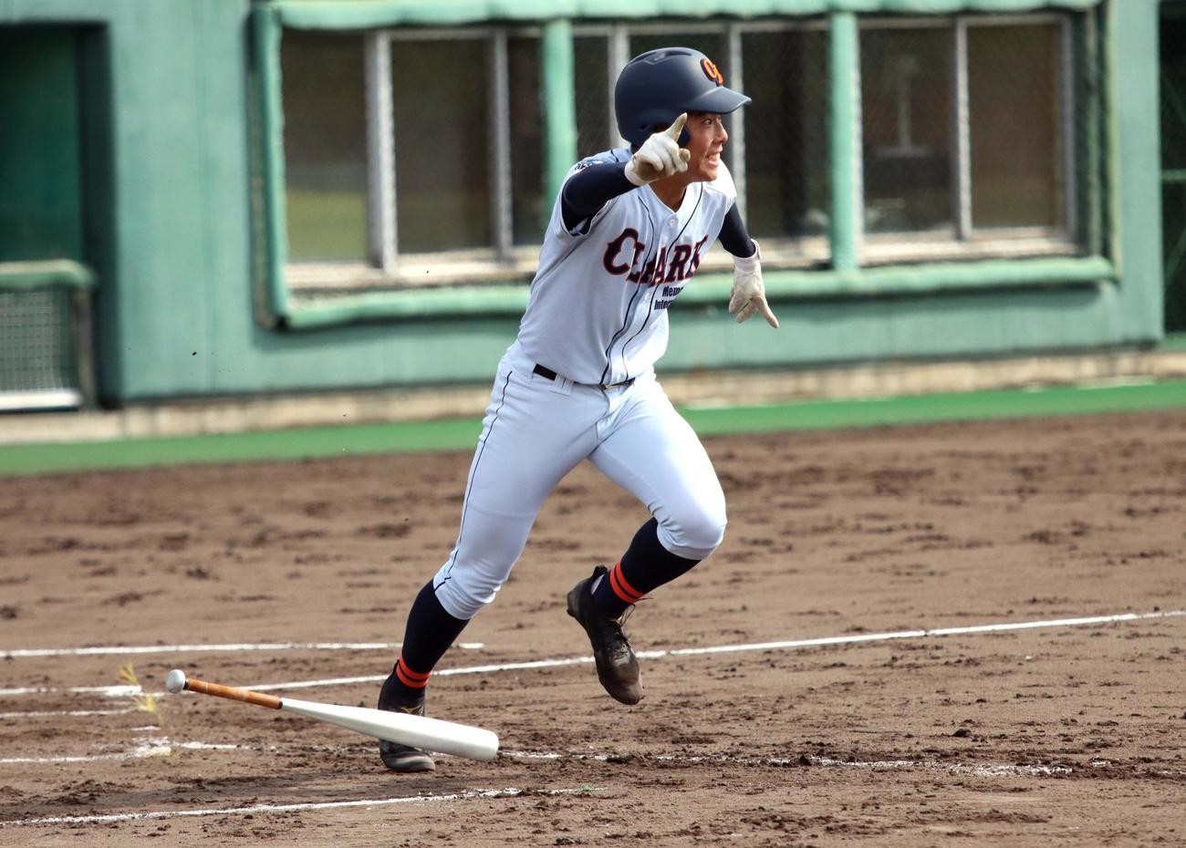 クラーク対駒大苫小牧　4回表クラーク1死一、二塁、山中が先制の2点二塁打を放つ（撮影・永野高輔）