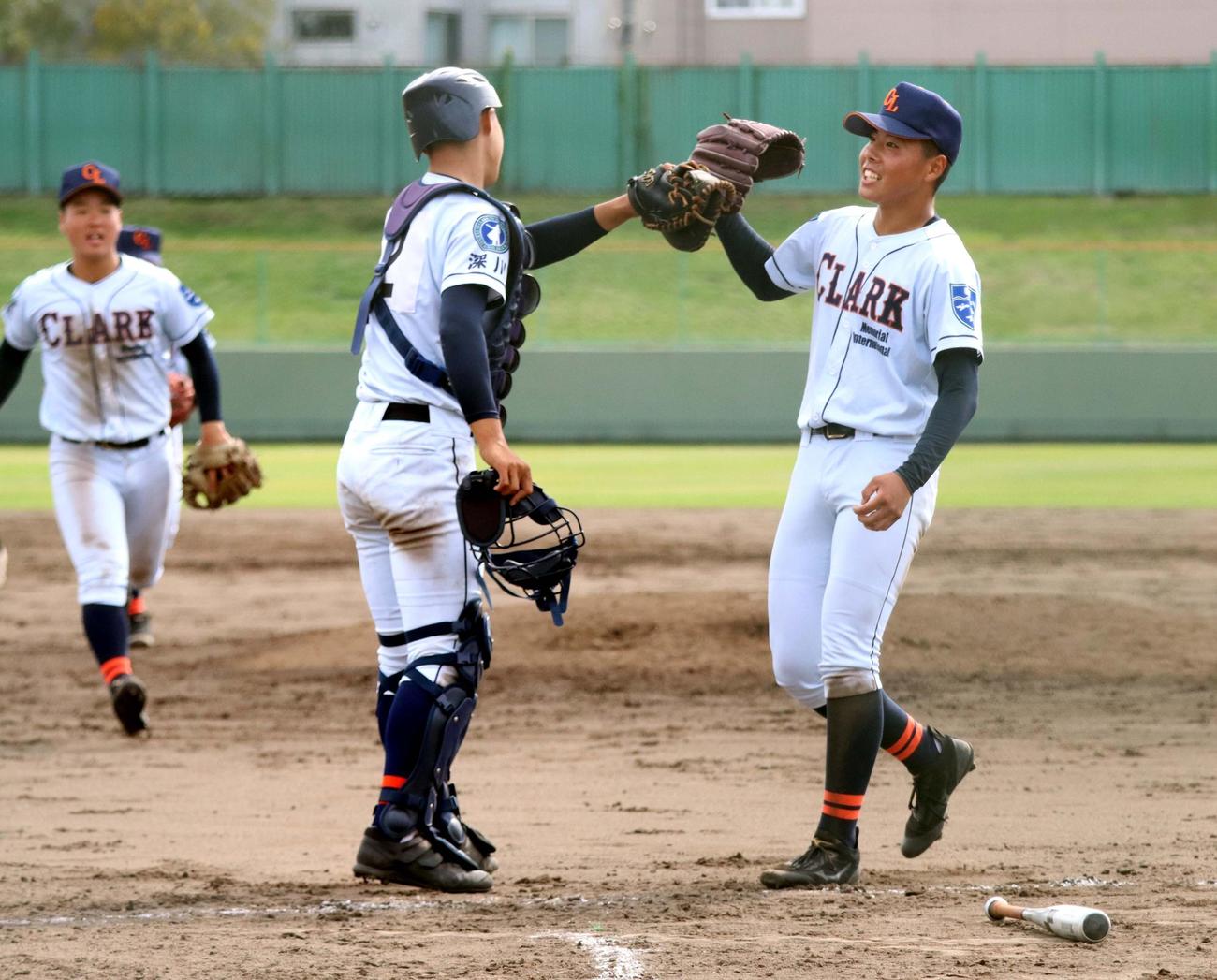 クラーク対駒大苫小牧　1失点完投で勝利し笑顔でグータッチするクラーク・山中。左は麻原（撮影・永野高輔）