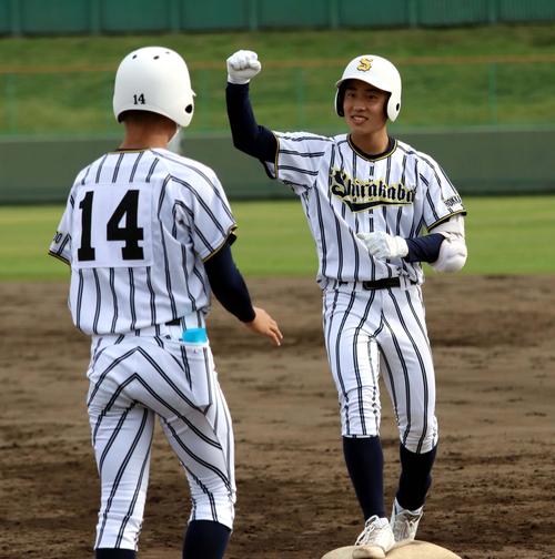 白樺学園が十勝地区対決制す 1年生4番金丸が3打点「チャンスで打て