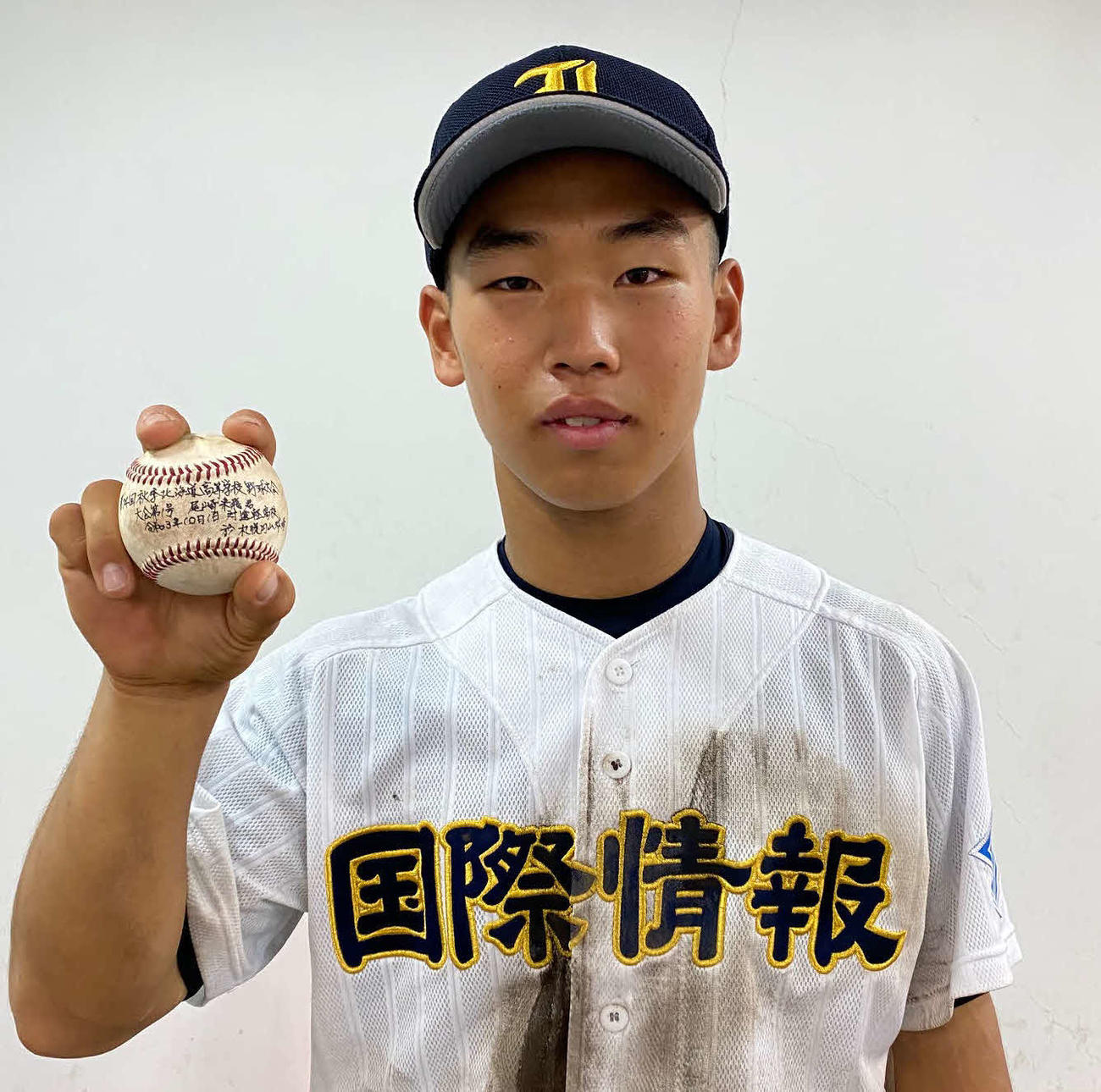 遠軽対札幌国際情報　公式戦初本塁打となる大会1号を放ち、記念ボールを手にする札幌国際情報・尾崎（撮影・山崎純一）