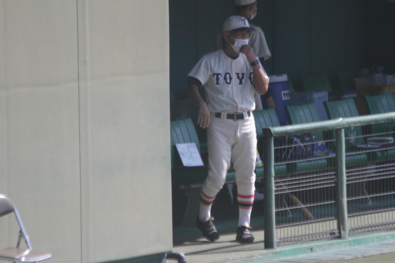 今年度限りで勇退する東洋大姫路の藤田明彦監督はベンチから戦況を見守る
