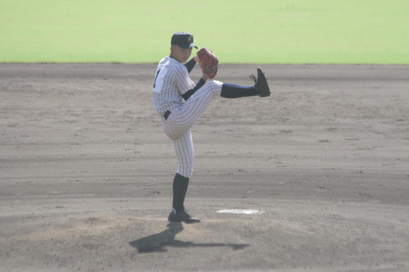 明石商の先発常深颯太投手は右足を高く上げる投球動作で力投した