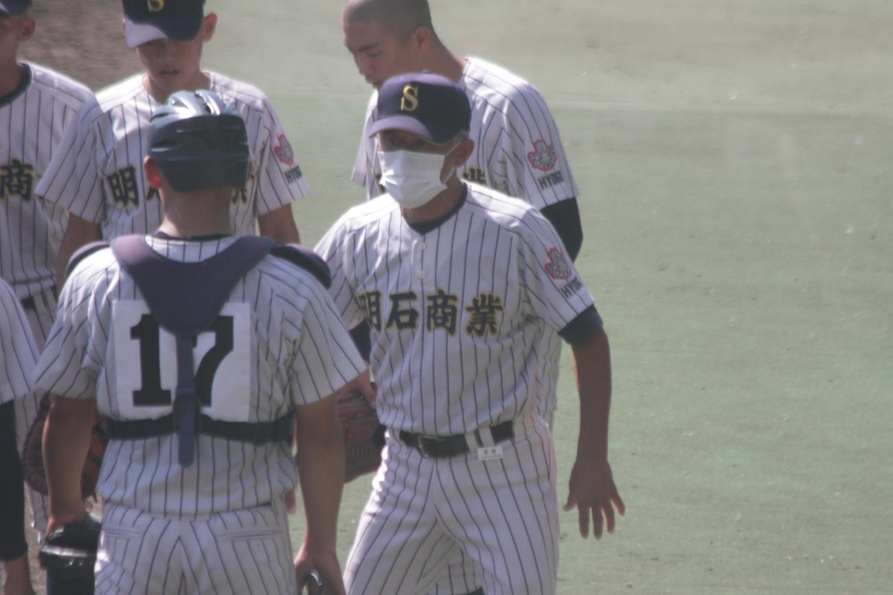 明石商の狭間善徳監督は円陣で指示を出した