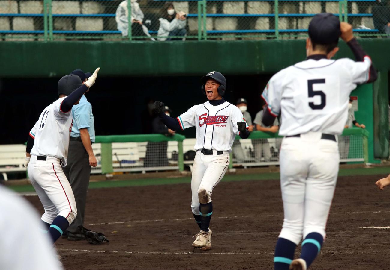 士別翔雲対知内　9回裏士別翔雲2死一、二塁、蓑島の左前適時打で二塁走者の高貝（中央）がサヨナラの生還を果たす（撮影・永野高輔）