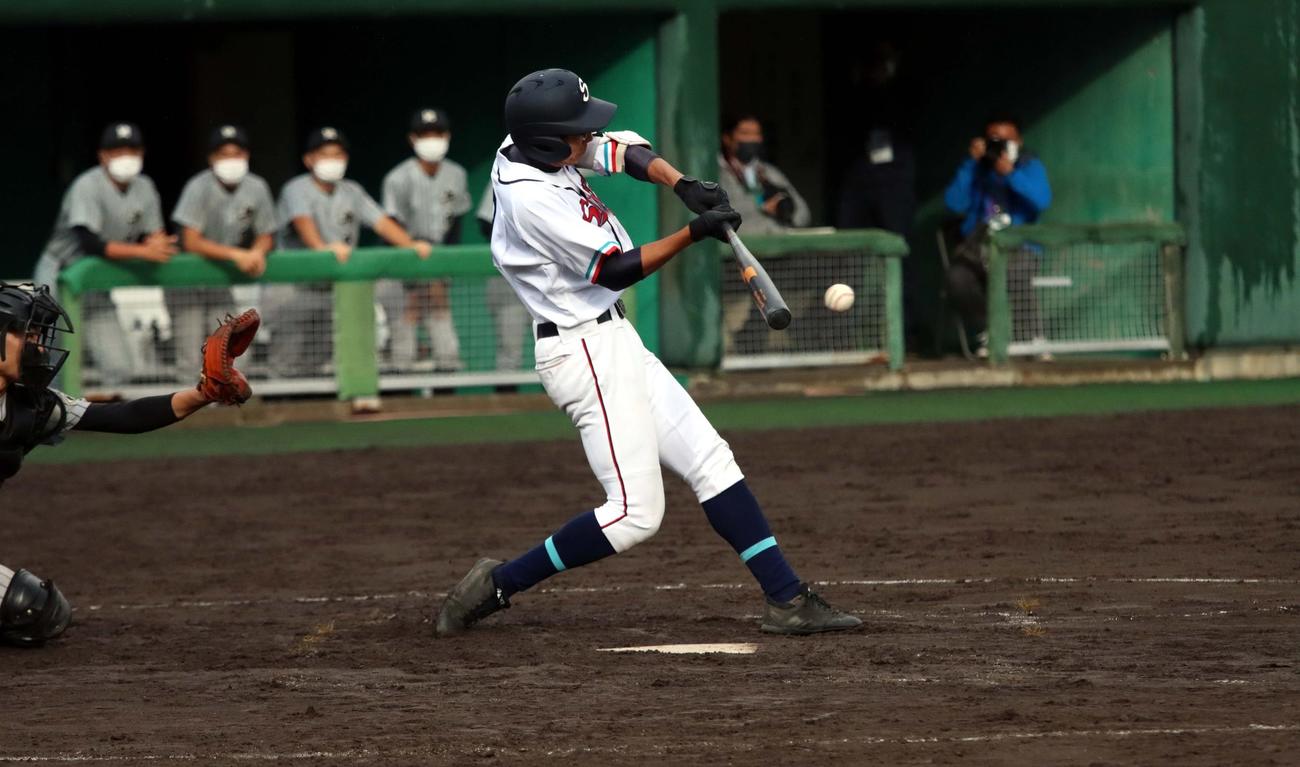 士別翔雲対知内　9回裏士別翔雲2死一、二塁、蓑島がサヨナラ左前打を放つ（撮影・永野高輔）