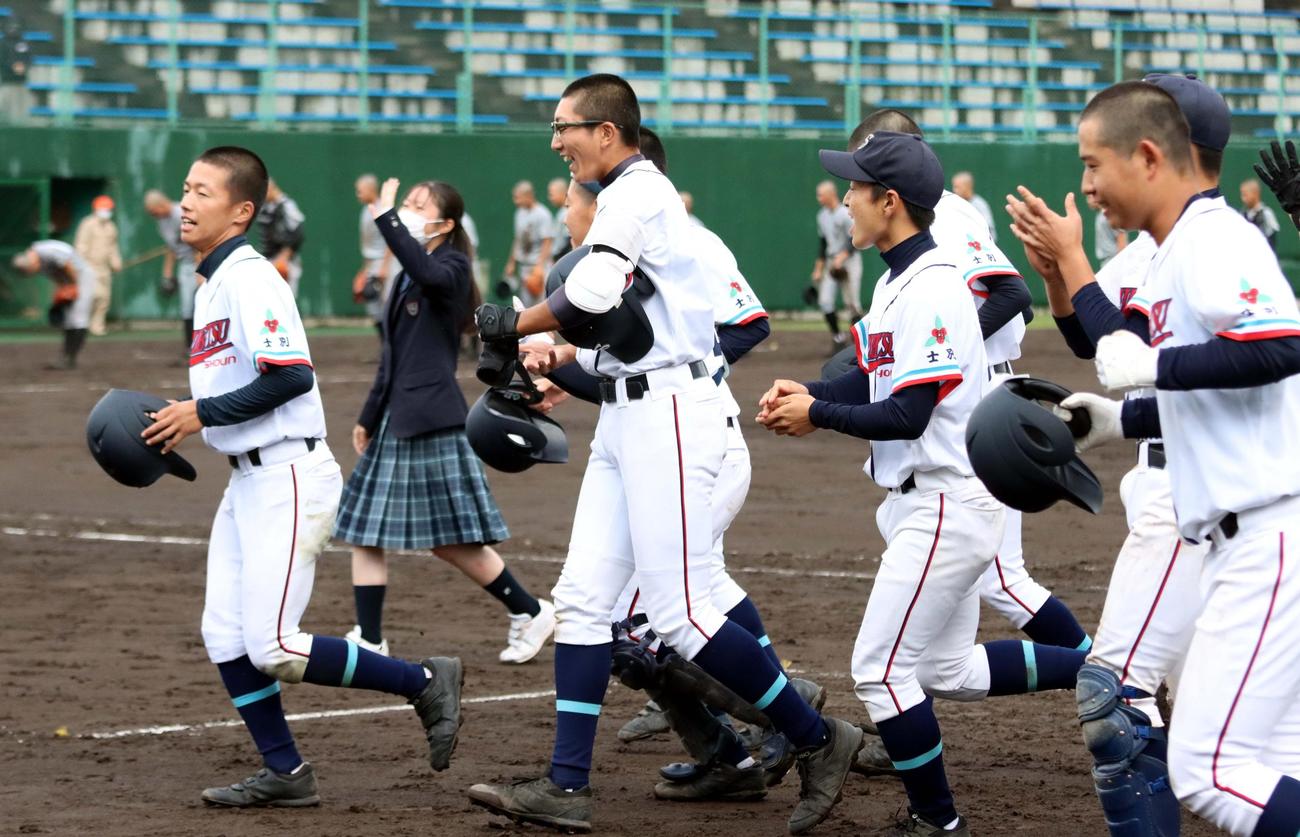 士別翔雲対知内　秋全道初勝利を挙げ喜ぶ蓑島（中央）ら士別翔雲ナイン（撮影・永野高輔）