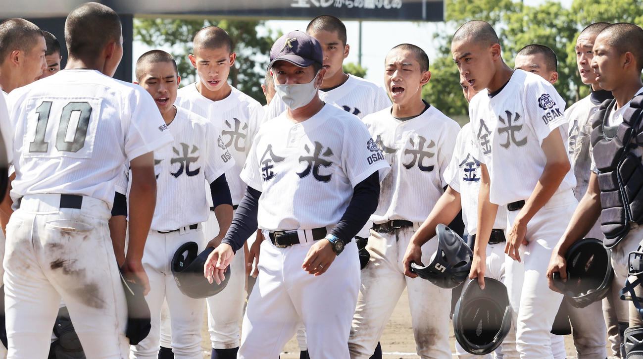 金光大阪対星翔　コールドで決勝進出を決め横井監督（中央）の話を聞く金光大阪ナイン（撮影・清水貴仁）