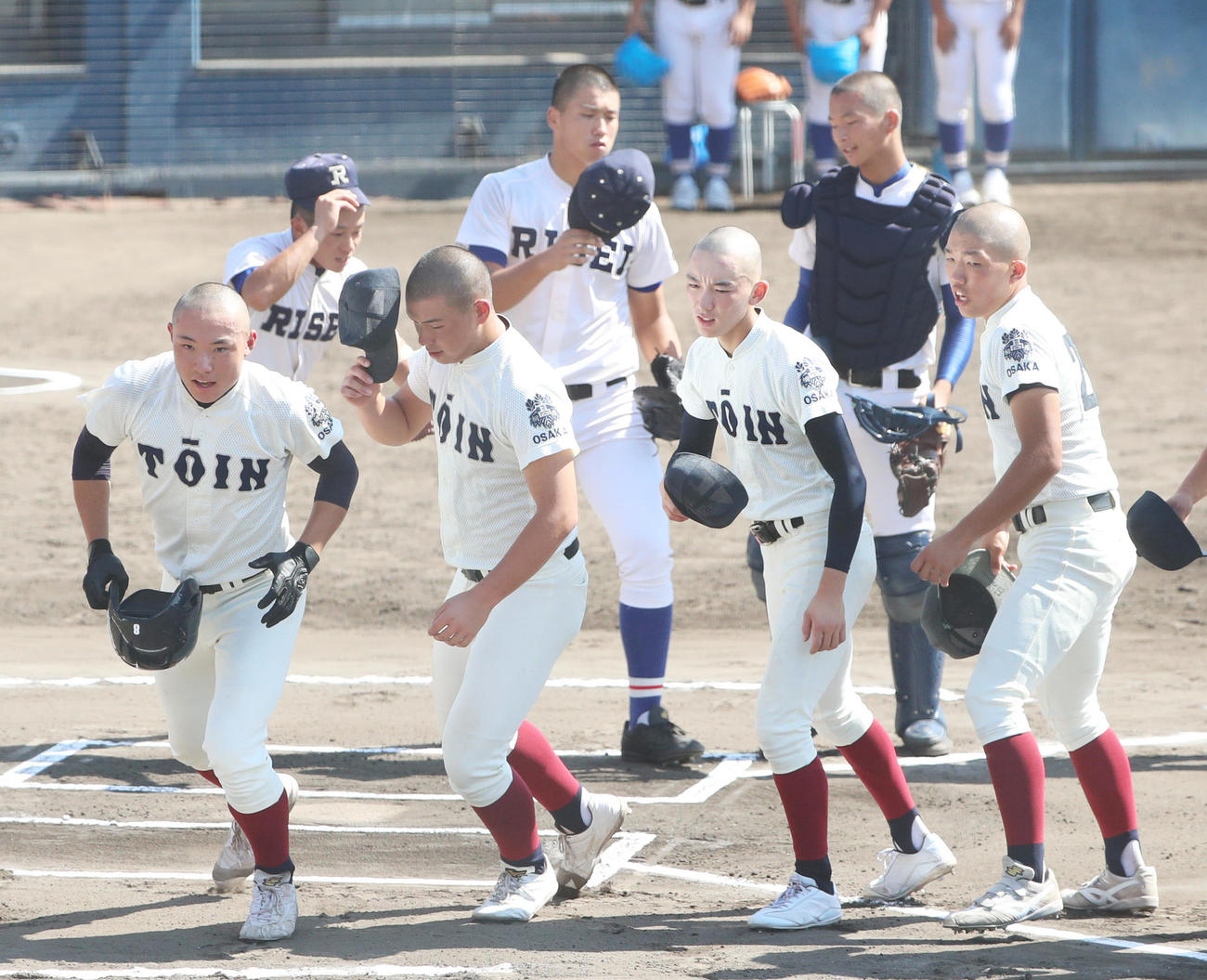 大阪桐蔭対履正社　試合開始を前にあいさつを交わす大阪桐蔭、履正社の両ナイン（撮影・清水貴仁）