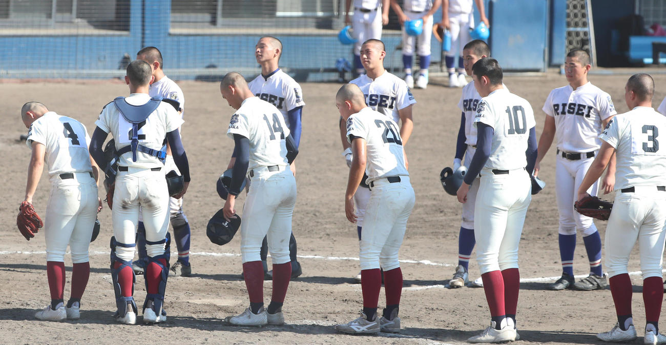 大阪桐蔭対履正社　試合後、勝利の大阪桐蔭ナイン（手前）とあいさつを交わす履正社ナイン（撮影・清水貴仁）