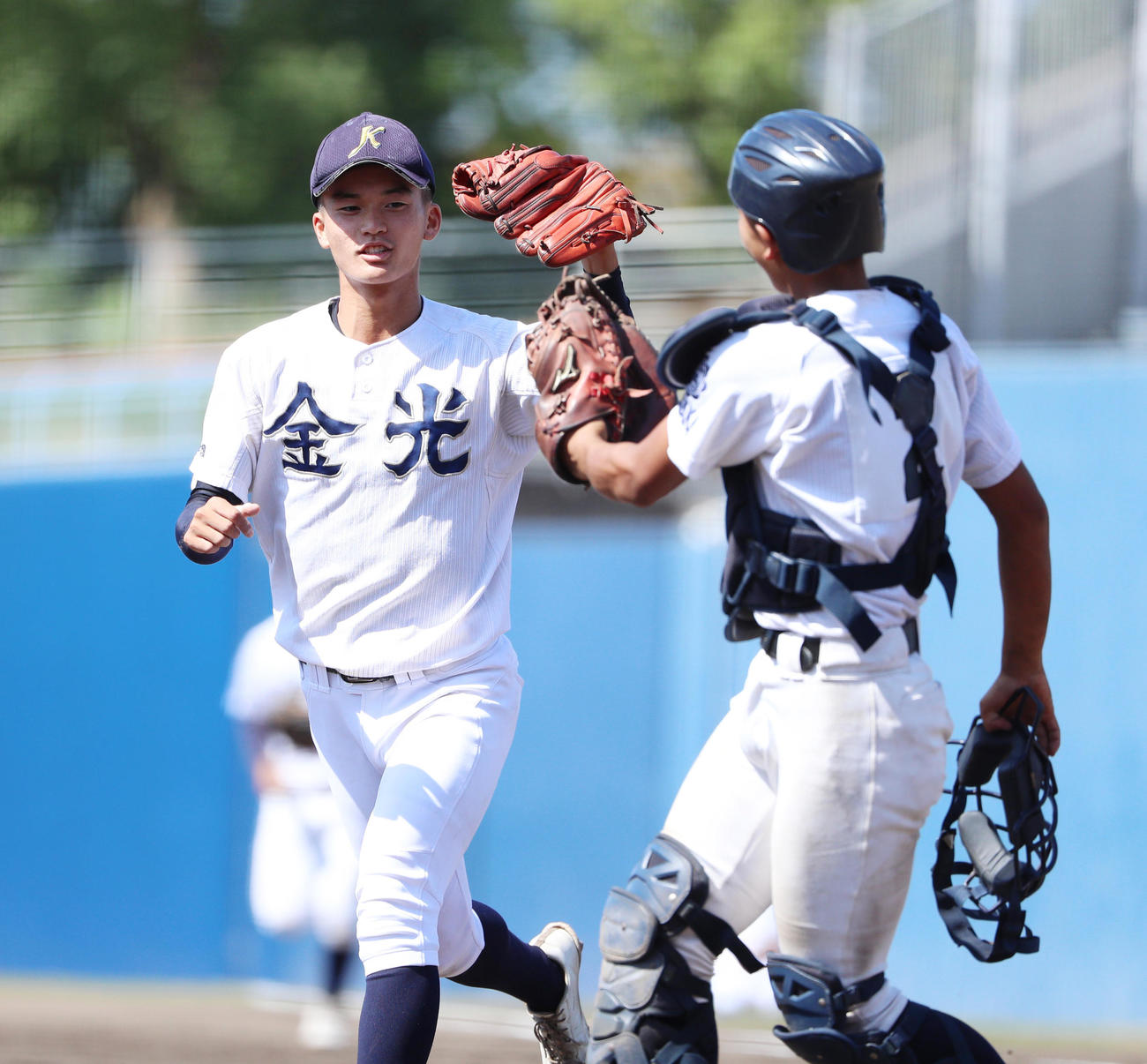金光大阪対星翔　4回、この回を無失点に抑える金光大阪・古川投手（左）（撮影・清水貴仁）