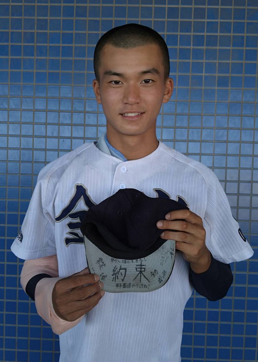 ＜高校野球秋季大阪大会：星翔－金光大阪＞金光大阪の前チームでエースだった伊藤大貴投手（3年）の帽子を手に笑顔の古川温生投手（2年）（撮影・林亮佑）＝2021年10月3日、大阪シティ信用金庫スタジアム
