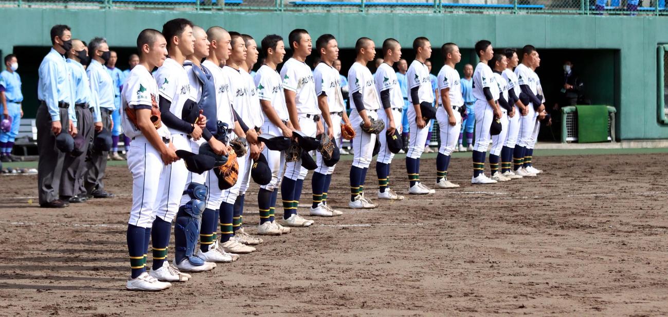 旭川明成対滝川西　19年ぶりの勝利を挙げ校歌を聞く旭川明成ナイン（撮影・永野高輔）