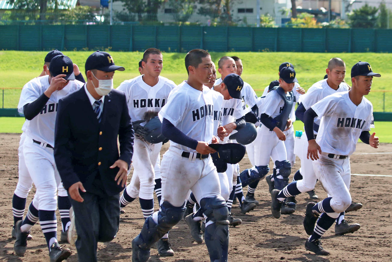 初戦でクラークに敗れ引き揚げる北海ナイン（撮影・山崎純一）