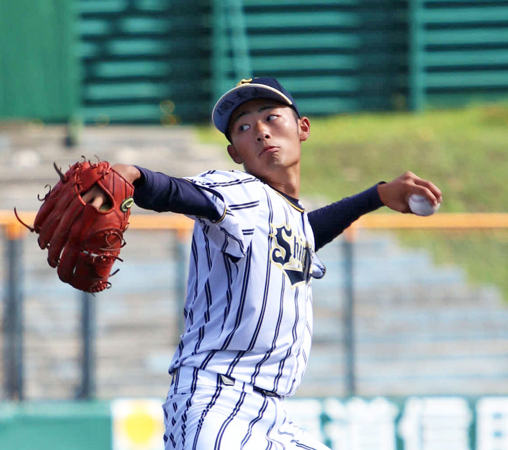 力投する白樺学園の石上（撮影・山崎純一）