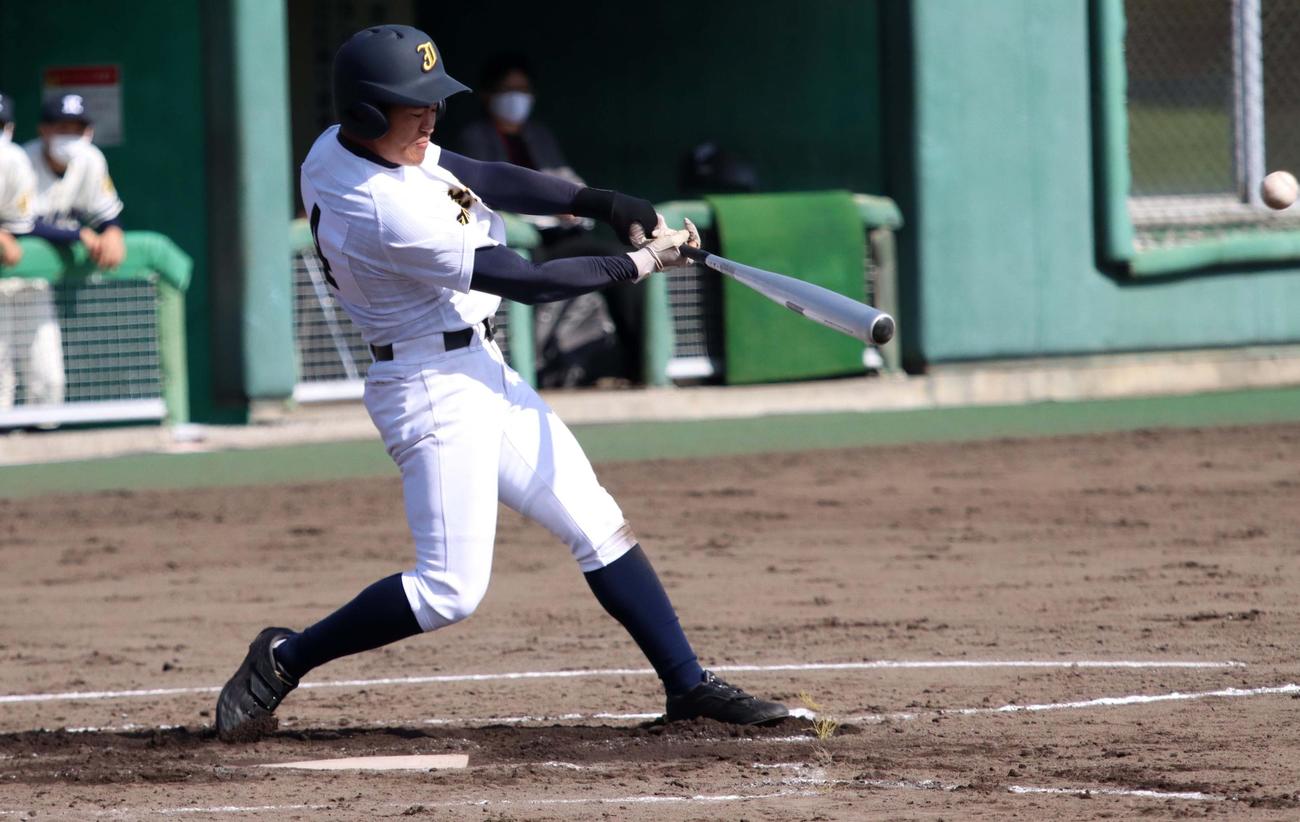 旭川明成対滝川西　2安打2打点と打線をけん引した札幌国際情報の高根主将（撮影・永野高輔）