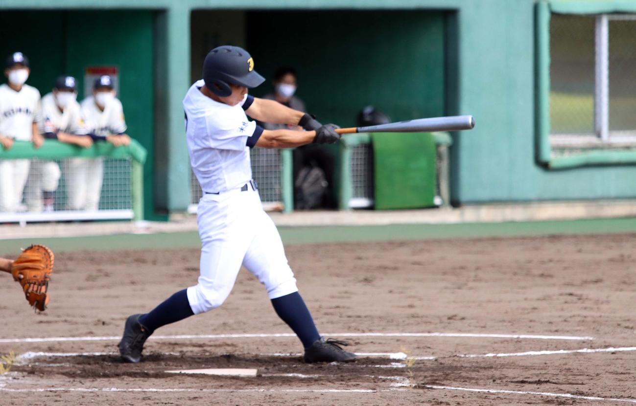 旭川明成対滝川西　3安打5打点と勝利に貢献した札幌国際情報・尾崎（撮影・永野高輔）