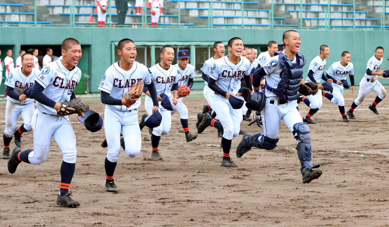 初の4強進出を決め笑顔で駆けだすクラークの選手たち（撮影・永野高輔）