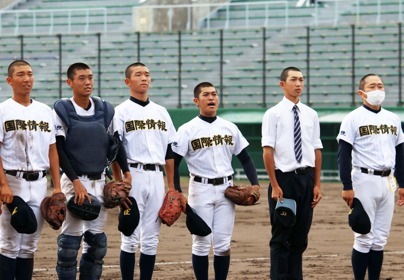 準決勝進出を決め、スタンドに挨拶する高根主将（左から4人目）ら札幌国際情報ナイン（撮影・山崎純一）