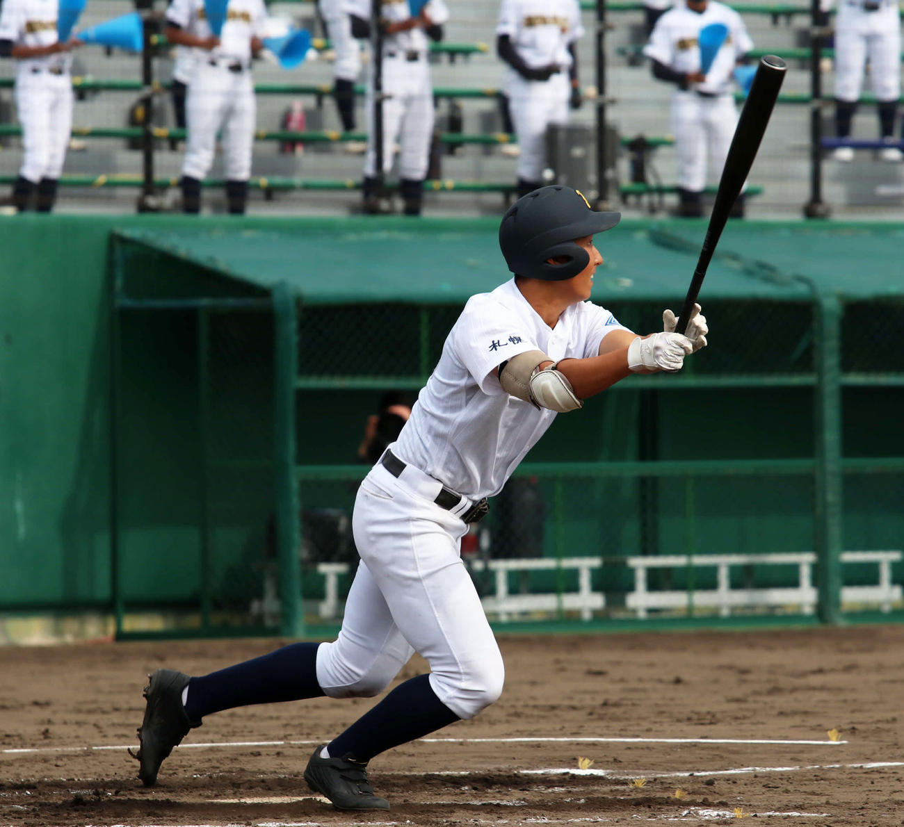 3回表札幌国際情報1死三塁、先制の中越え適時三塁打を放つ佐藤（撮影・山崎純一）