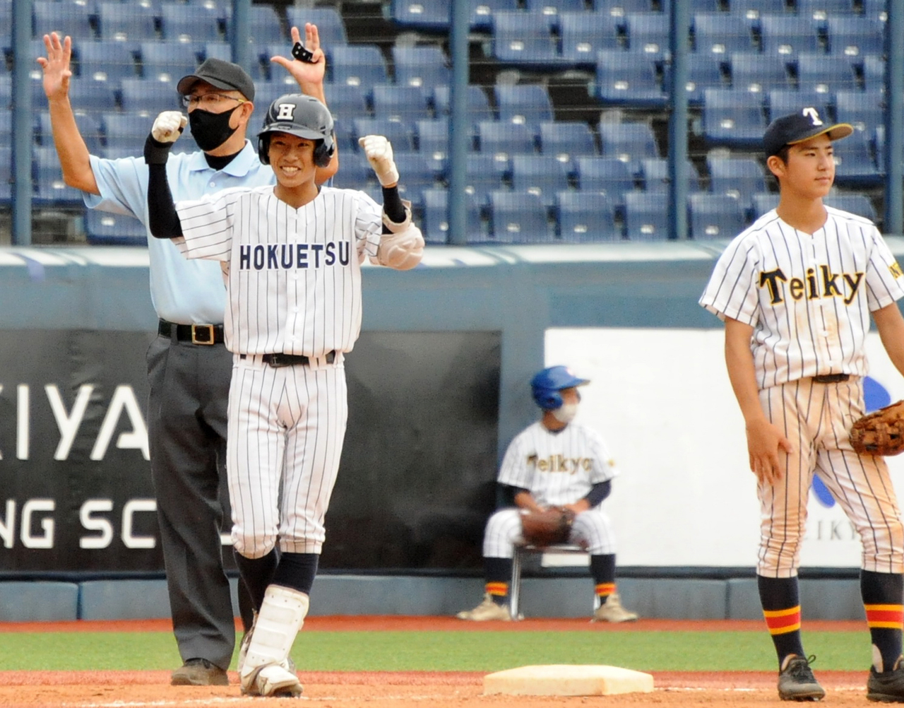 5回に2点三塁打を放った北越・金井はベンチに向かってガッツポーズ（撮影・小林忠）