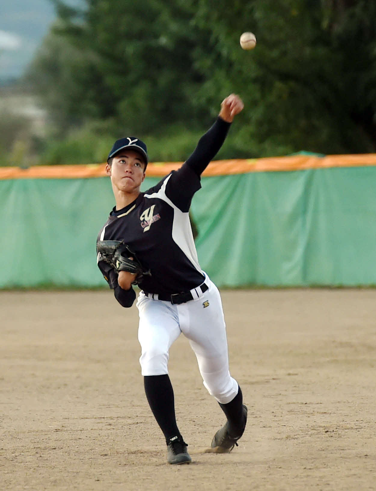 キャッチボールする山本学園・菅井