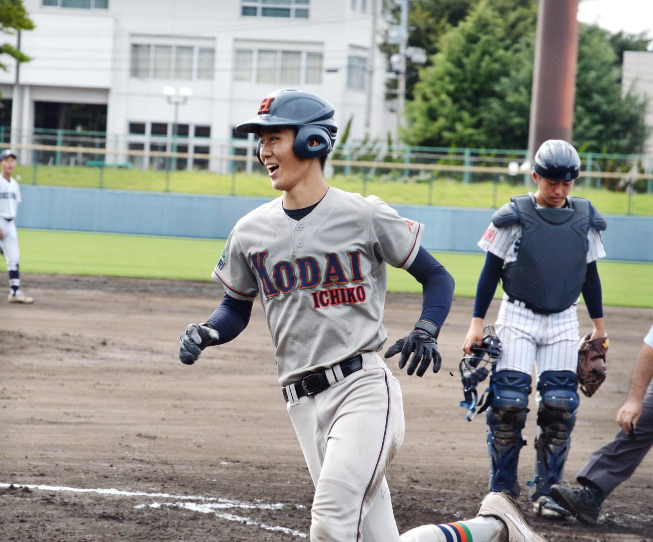 7回、ソロ本塁打を放ち笑顔で生還する八戸工大一・葛西