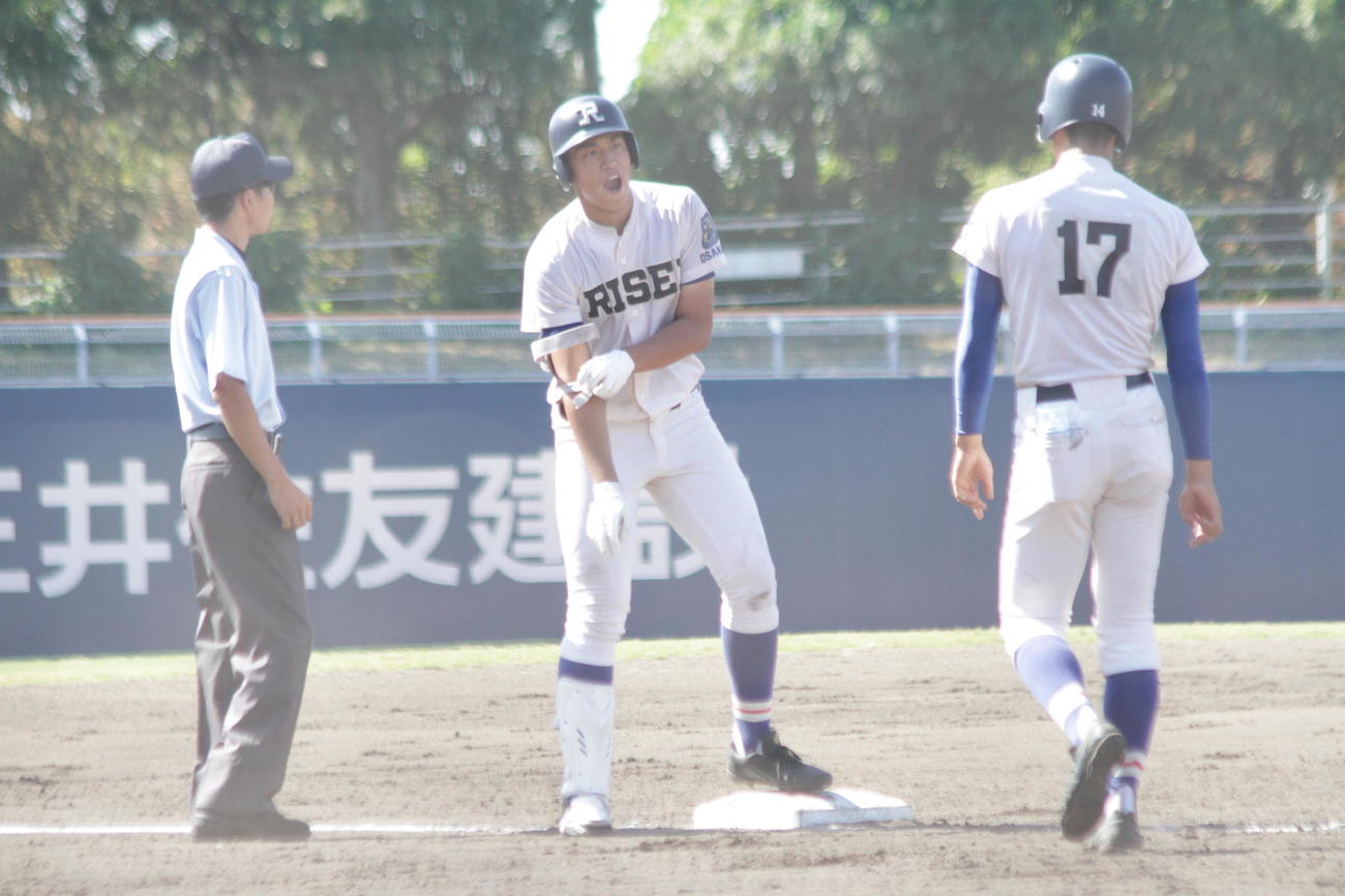 履正社の橘高純平内野手は4回、右中間フェンス直撃の適時三塁打を放ち、塁上でほえた