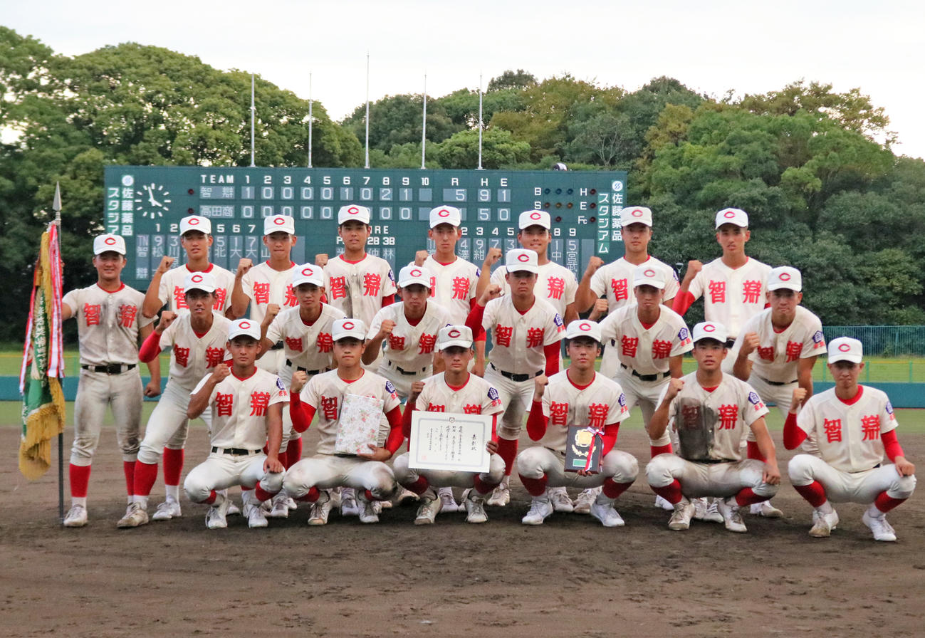 秋季奈良大会で優勝した智弁学園ナイン（撮影・林亮佑）